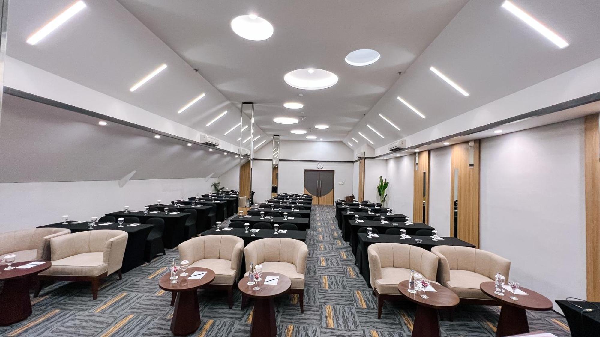 J4 Hotels Legian Esterno foto