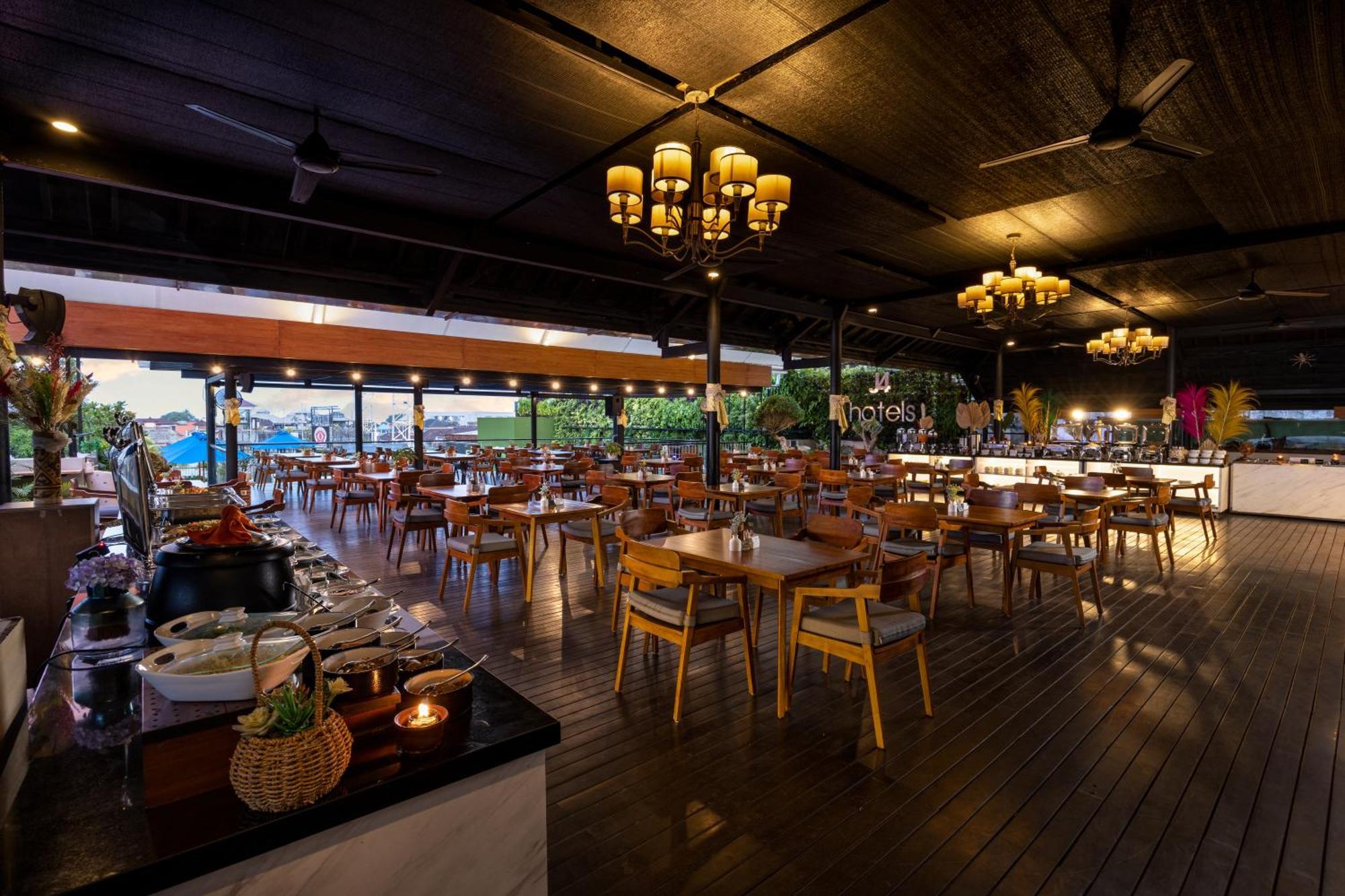 J4 Hotels Legian Esterno foto