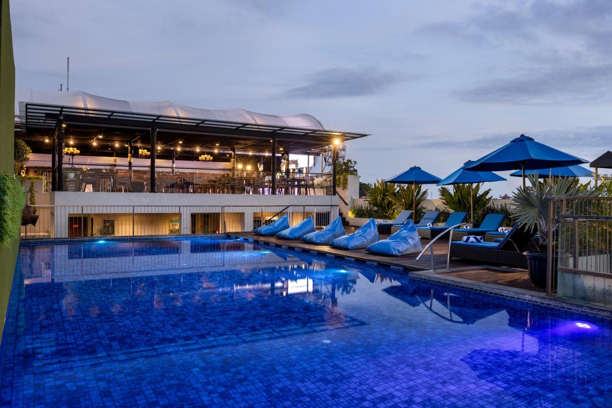 J4 Hotels Legian Esterno foto