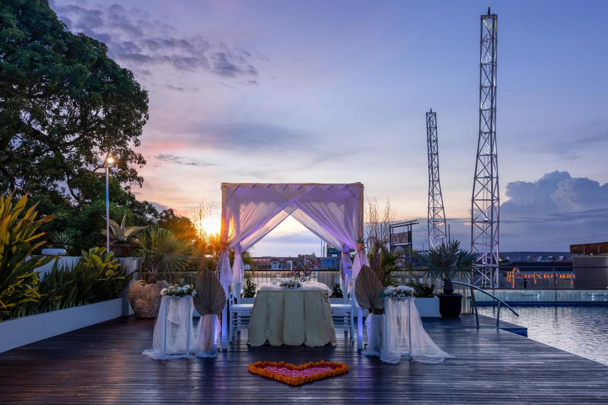 J4 Hotels Legian Esterno foto
