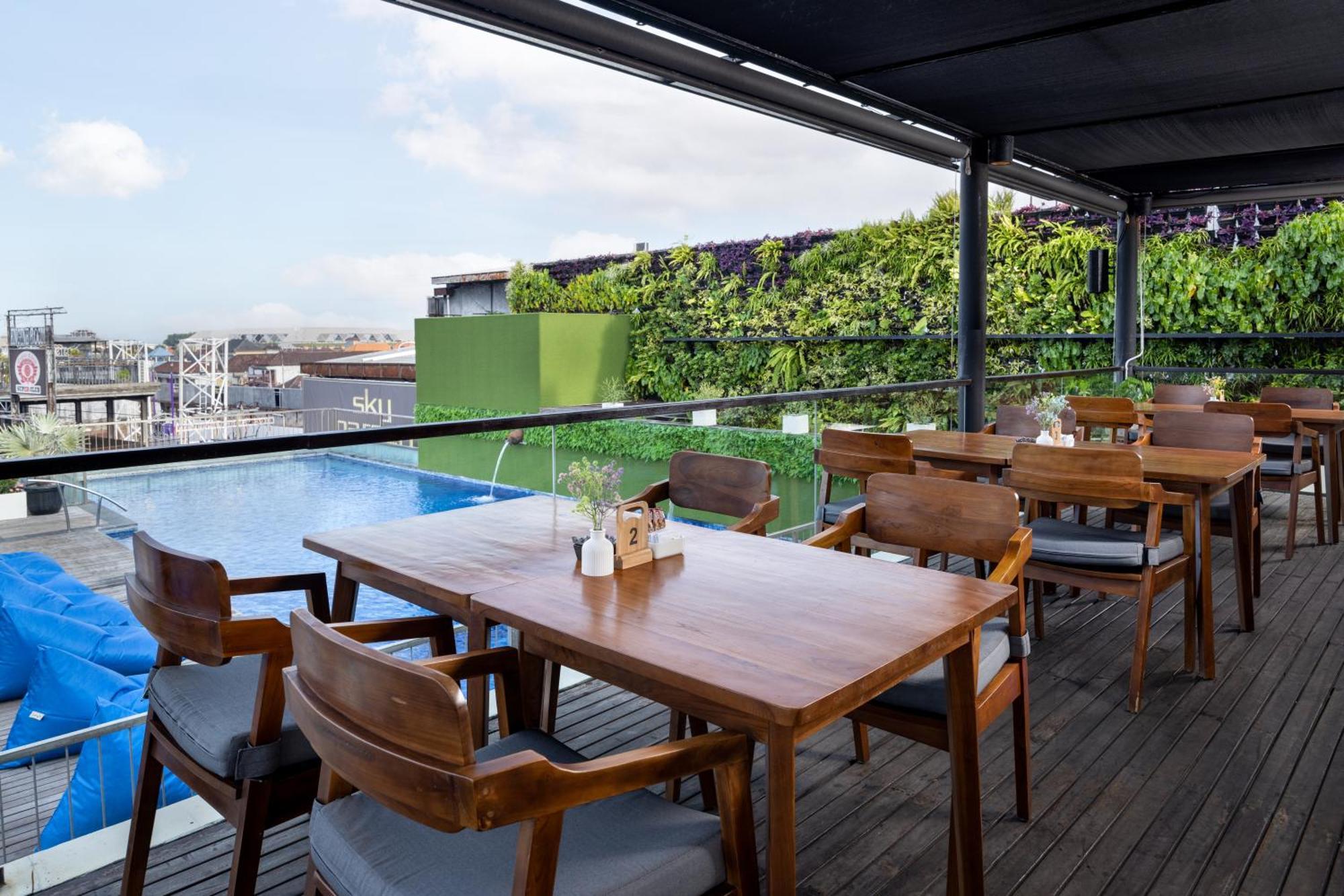 J4 Hotels Legian Esterno foto