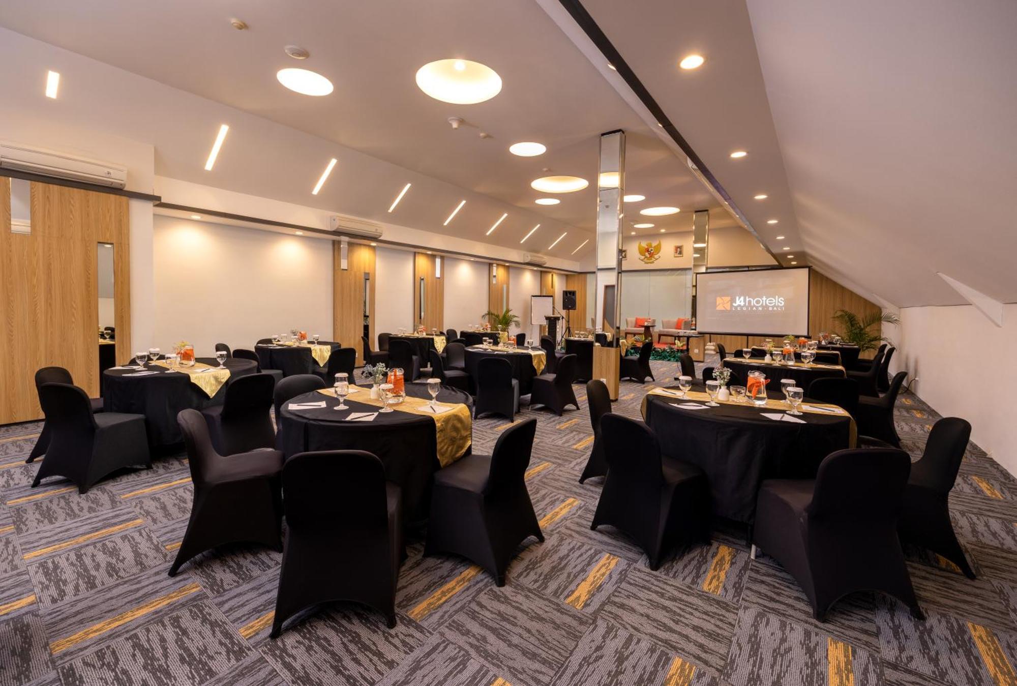 J4 Hotels Legian Esterno foto